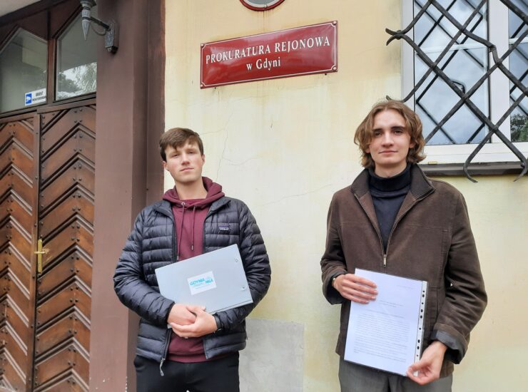 Na zdjęciu Paweł Szczepański oraz Emil Reszczyński z Młodzi na rzecz Gdyni - Gdynianka, podczas składania zawiadomienia do prokuratury.