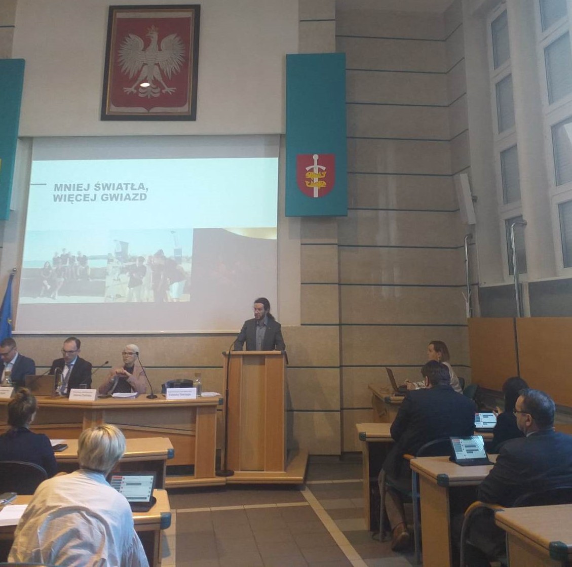 Na zdjęciu Jędrzej Szerle przemawia na sesji Rady Miasta Gdynia w dniu 22 marca 2023 r.