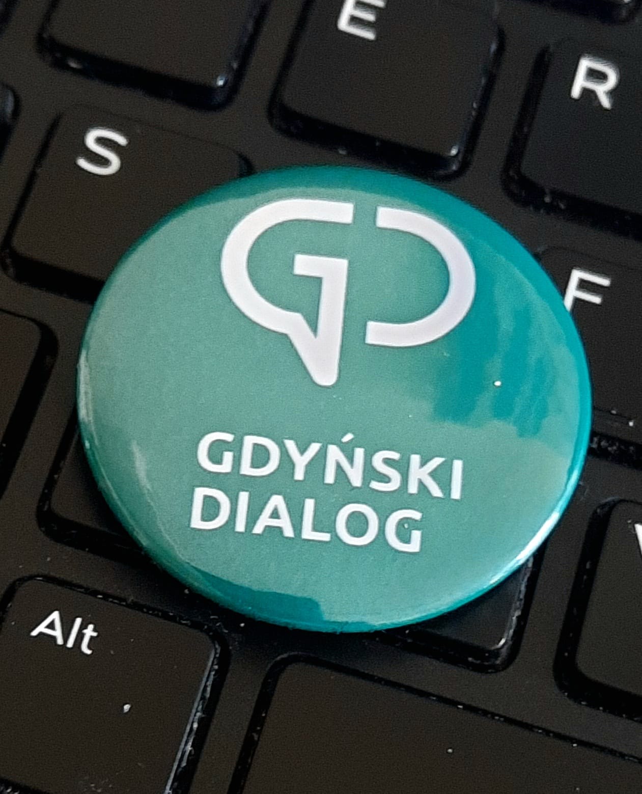 na zdjęciu przypinka z napisem: Gdyński Dialog